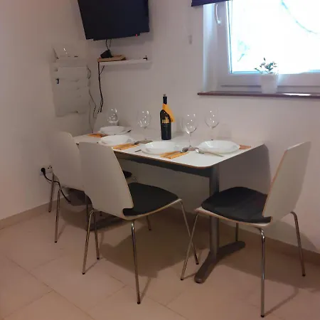 Apartman Apartmanika24 *