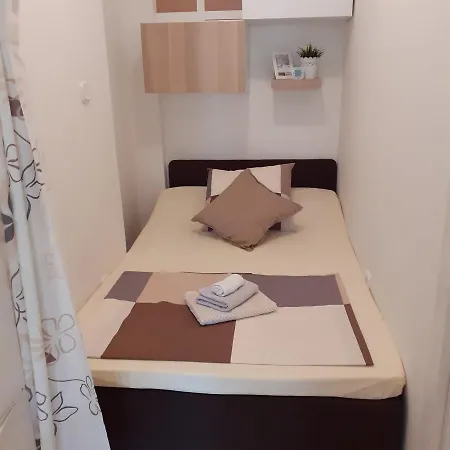 Apartman Apartmanika24 *